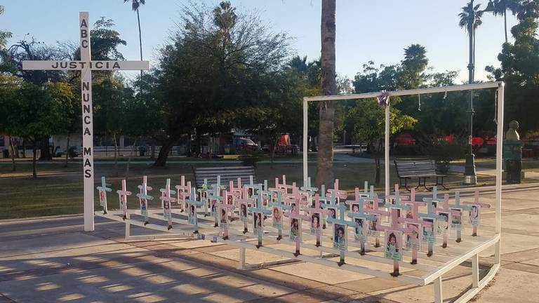 Manifestante contra SCJN destruye memorial a niños de Guardería ABC y usa cruces de armas