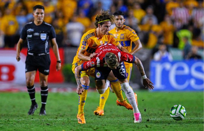 Sebastián Córdova explota contra el arbitraje por la plancha que recibió ante Chivas