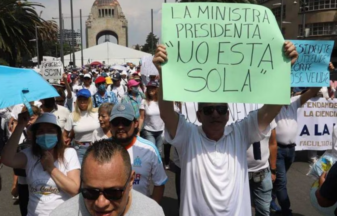 “La ley es la ley”; ciudadanos marchan en la CDMX en defensa de la Suprema Corte