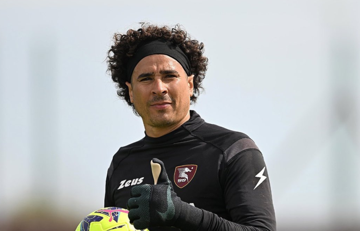 Memo Ochoa seguirá una temporada más en la portería del Salernitana, según reportes