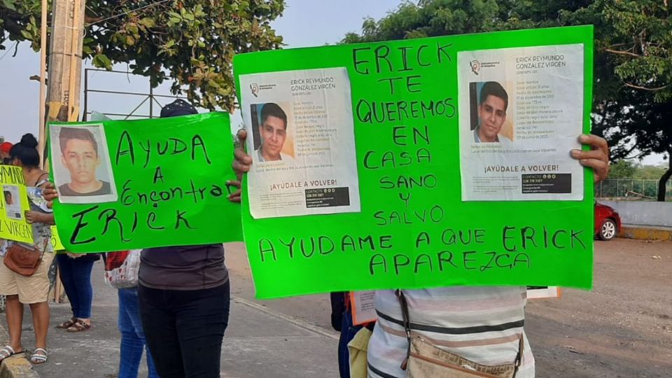 Colocan lonas de búsqueda de Erick Raymundo en Fiscalía de Veracruz; piden revisar cámaras