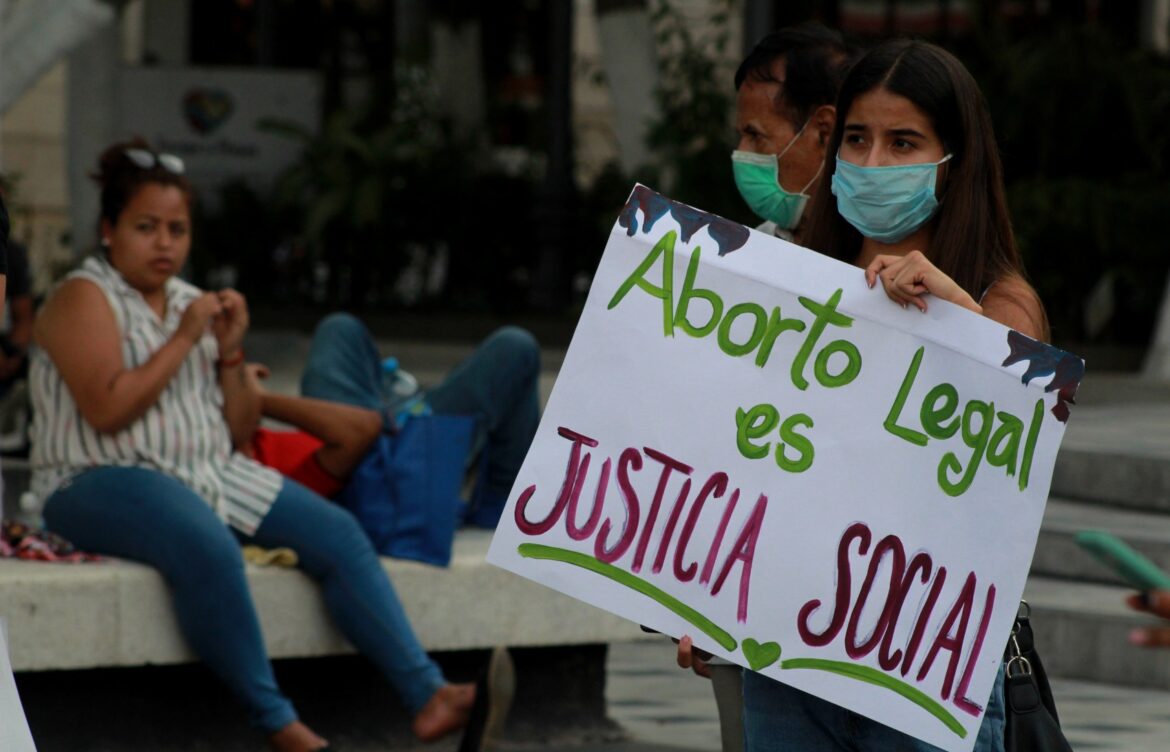 Organizaciones promueven dos amparos colectivos contra negativa de salud a la ILE