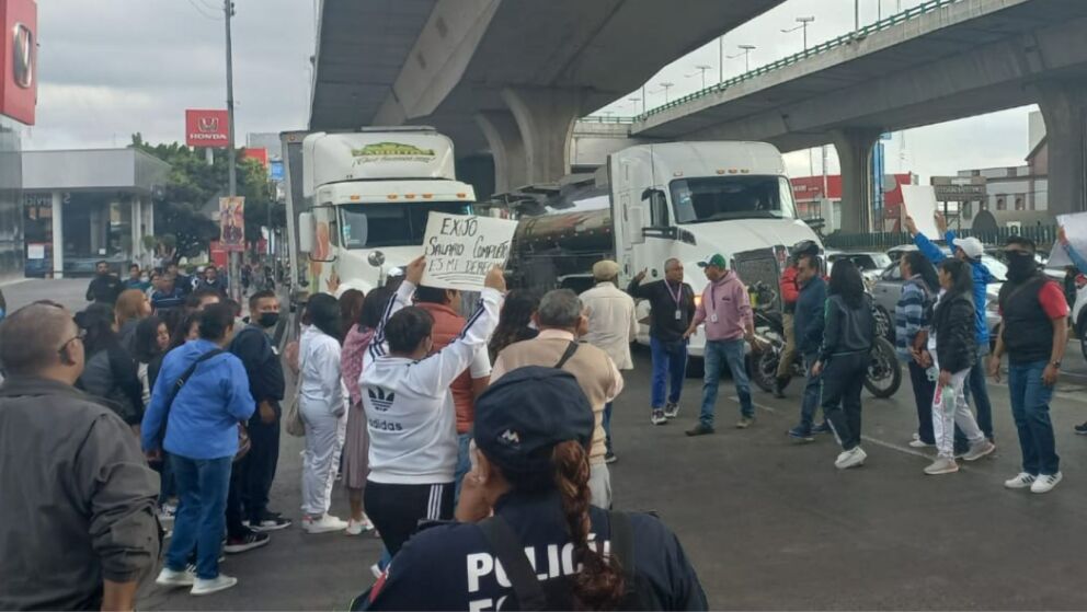 Policías agreden a maestros y reporteros durante bloqueo en el Edomex