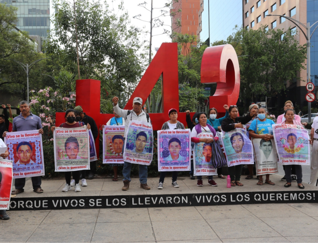 Protestas por los 43 normalistas de Ayotzinapa desaparecidos se dan cada año, en todo el país