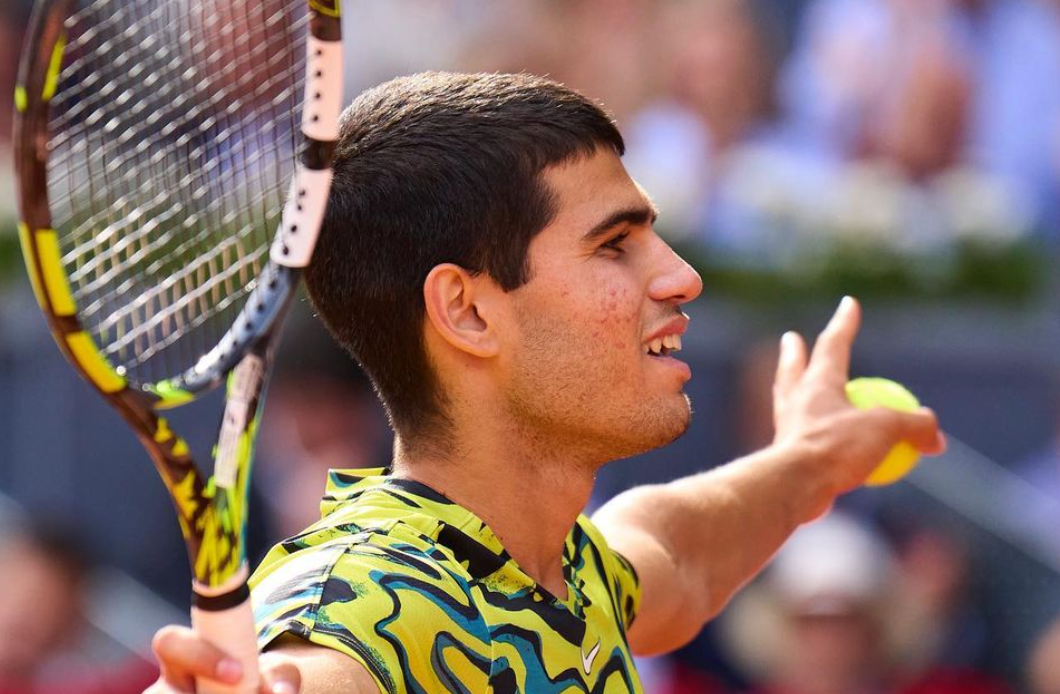 Carlos Alcaraz salva agónico punto en Roland Garros y Djokovic se rinde ante él