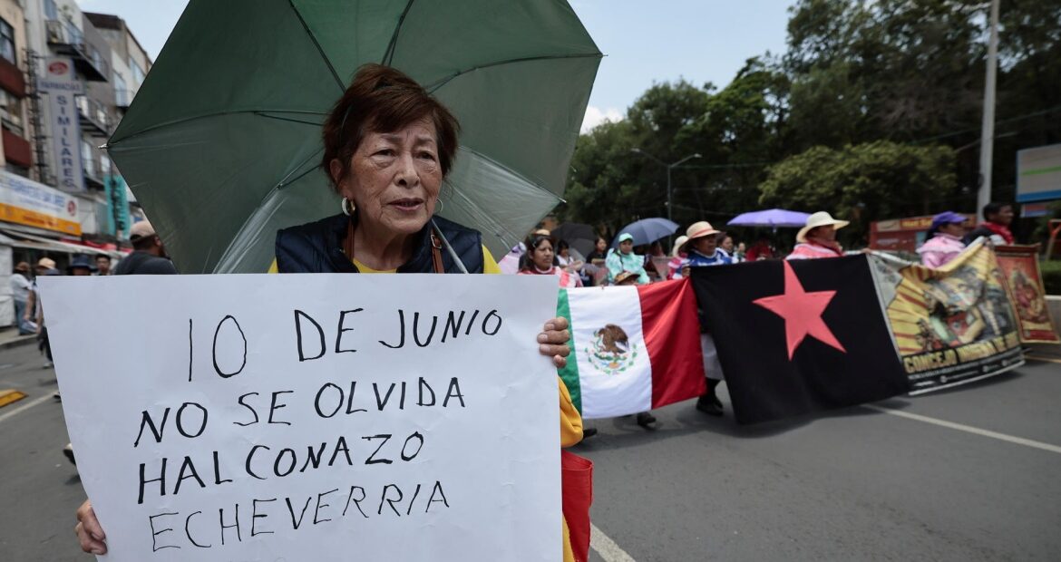 Manifestantes piden al gobierno no olvidar la matanza del “Halconazo”, en la que fueron asesinados al menos 22 estudiantes