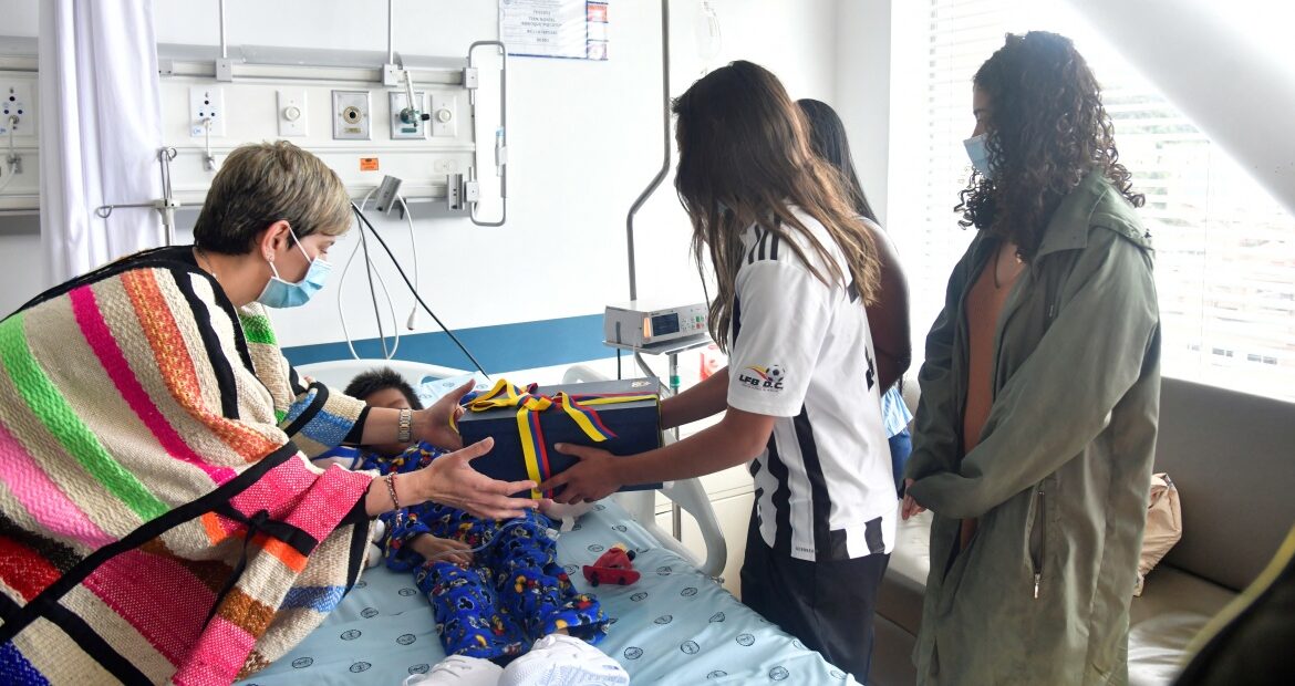 Los cuatro niños colombianos rescatados tras 40 días extraviados en la selva están en “condiciones clínicas aceptables”