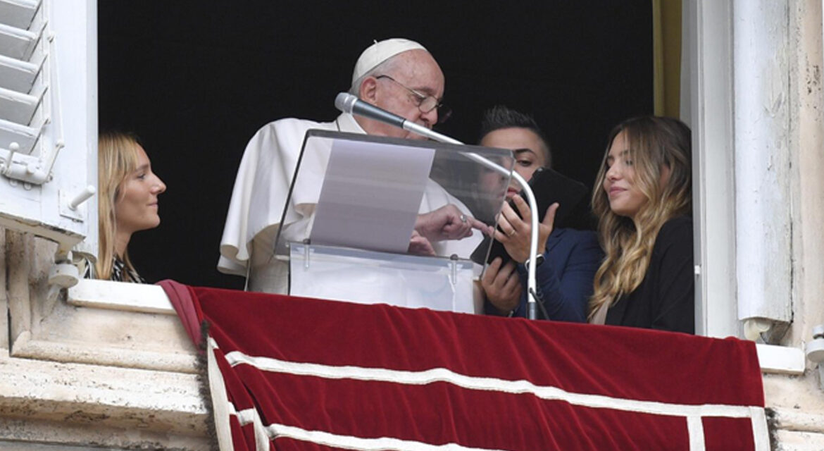 El papa reaparece ante los fieles tras su operación y agradece «de corazón» el afecto