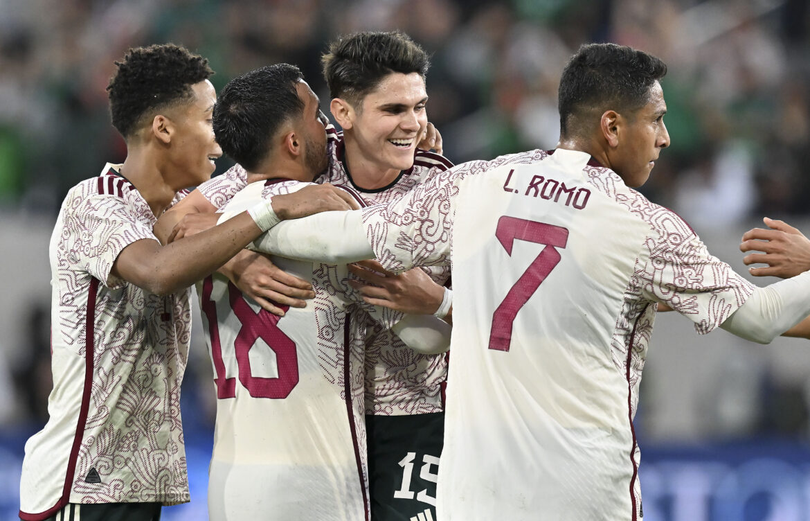 México rescata agónico empate ante Camerún