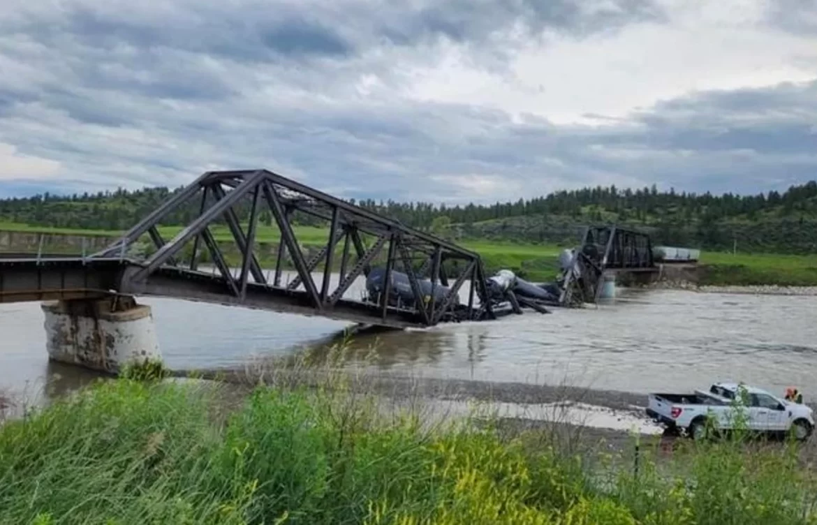 Un tren con material peligroso cae al río Yellowstone en Montana tras el hundimiento de un puente