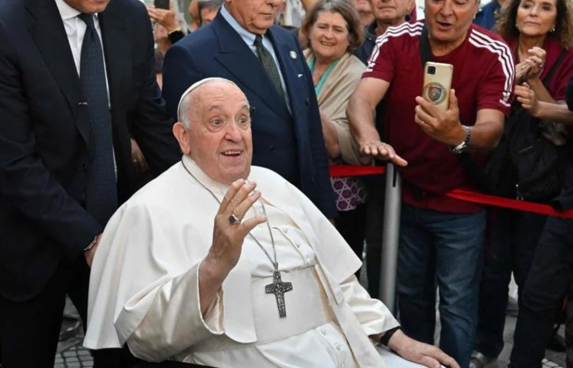 El papa Francisco reveló que sufre aún los efectos de la anestesia y le cuesta respirar bien