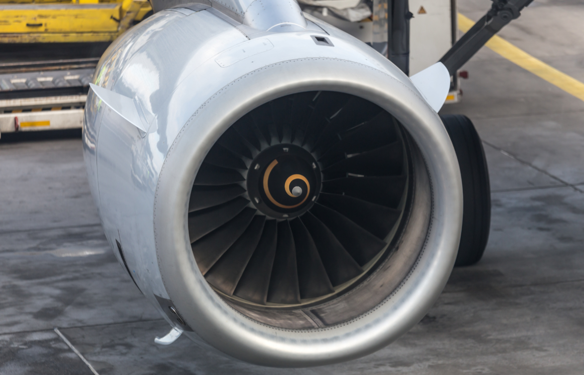 Hombre muere al ser succionado por turbina de avión en Texas