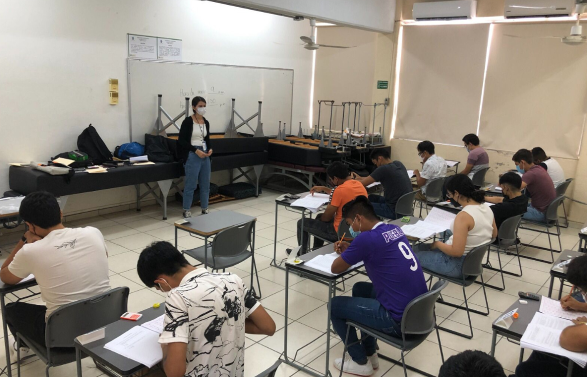 Aspirantes presentan examen de ingreso a la UV, hay 18 mil lugares disponibles