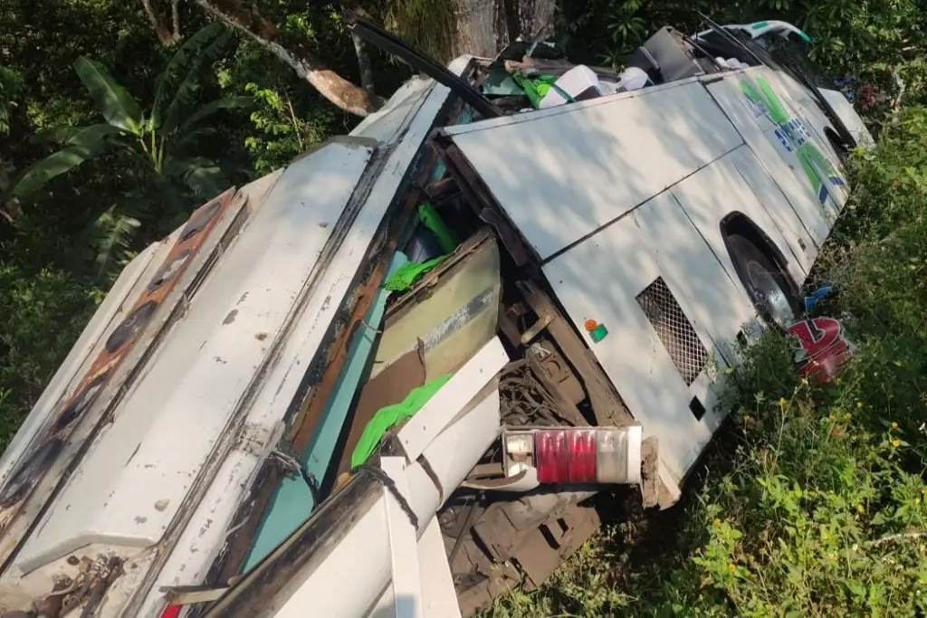 Volcadura de autobús deja 16 heridos en carretera de Veracruz
