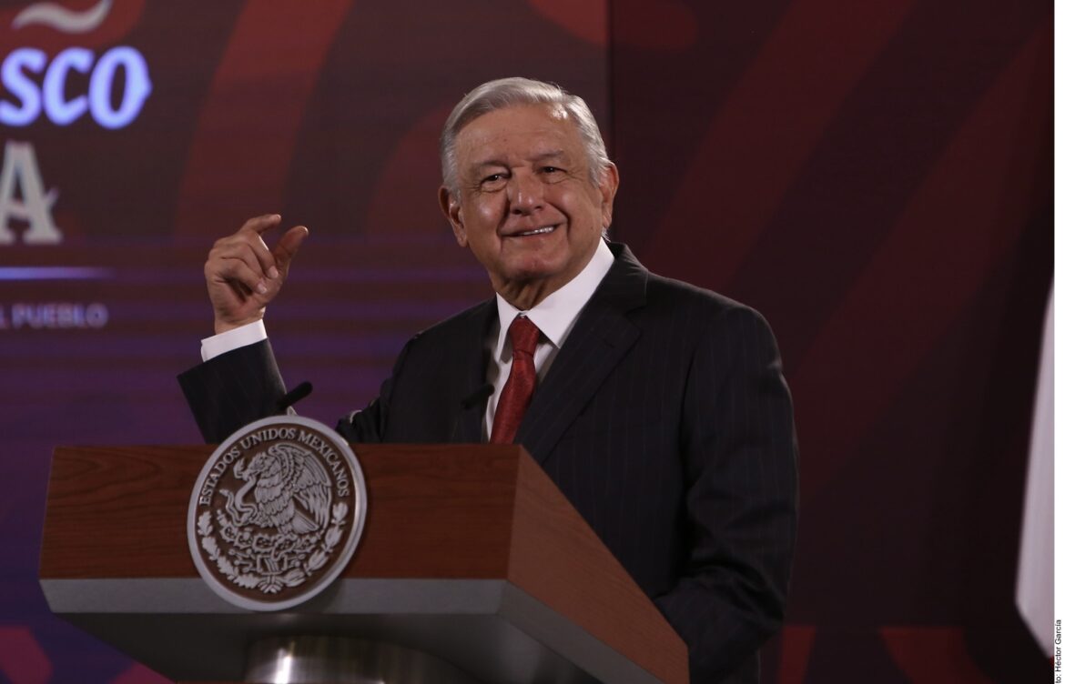 ¡Superpeso! AMLO presume aprobación del 61%