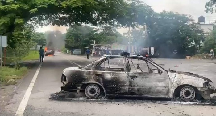 Bloquean e incendian autos en carretera de Veracruz