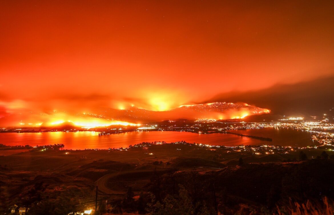 Evacuan zonas de EU y Canadá ante incendios forestales