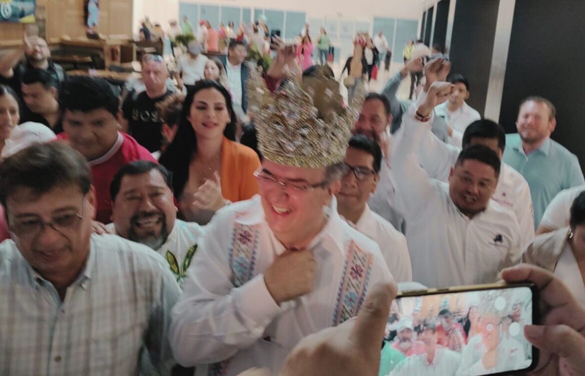 Coronan como rey del Carnaval a Marcelo Ebrard, en Veracruz