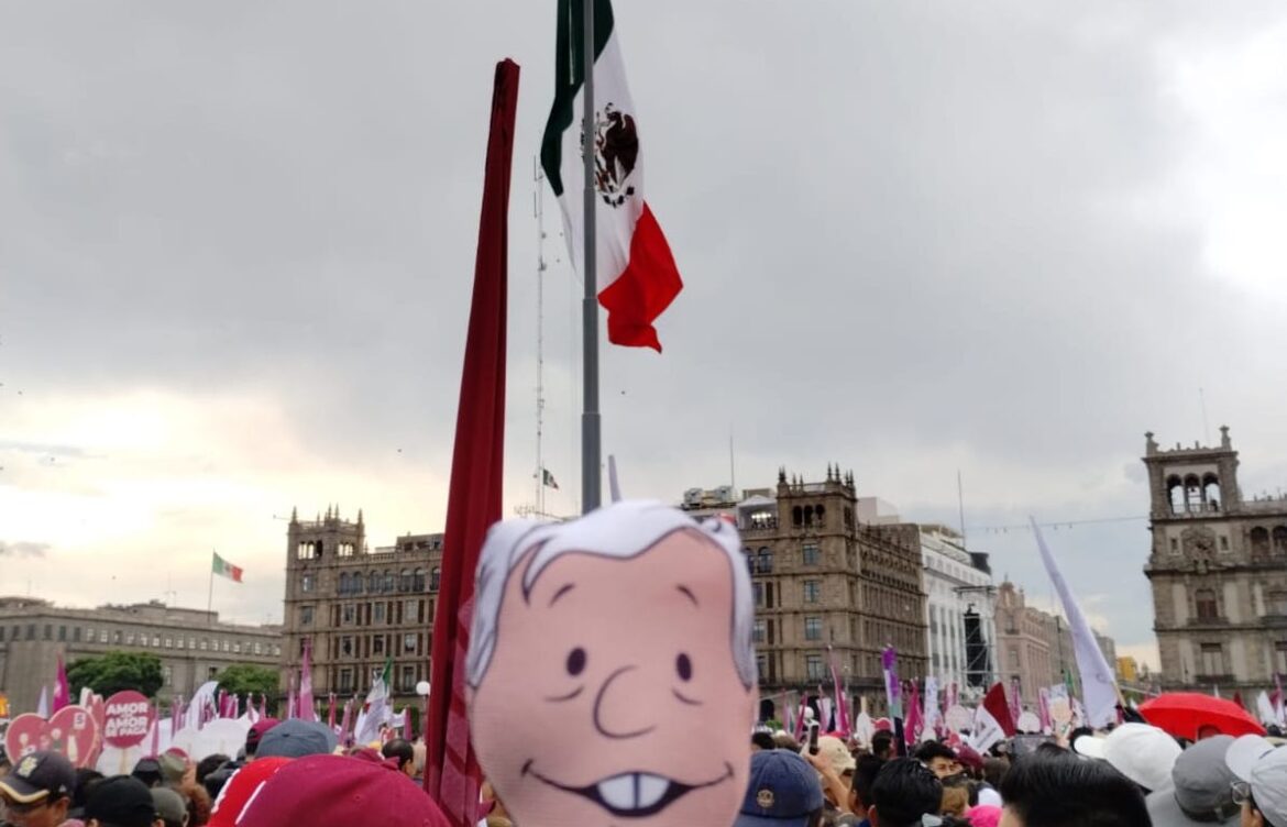 Miles de mexicanos arropan a AMLO en su celebración (Galería)