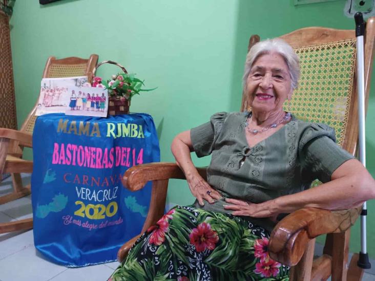 Caritina: la bastonera de 91 años del Carnaval de Veracruz