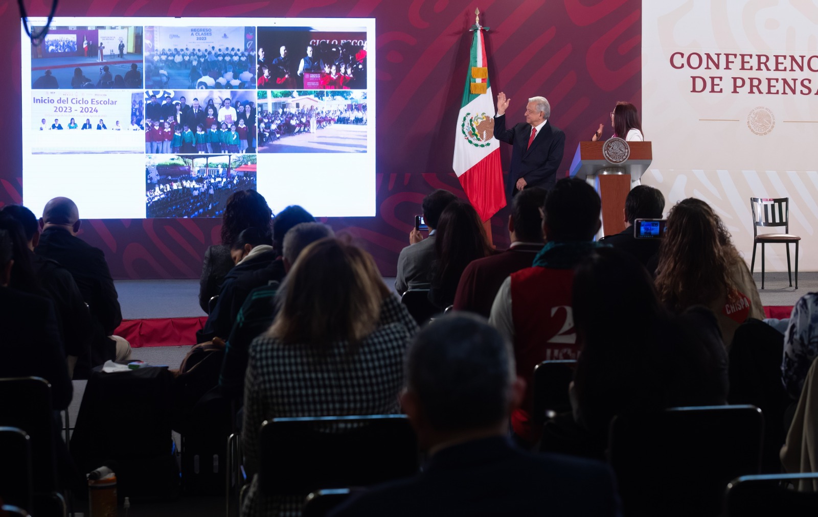 AMLO y SEP reportan regreso a clases con libros de texto en 26 estados