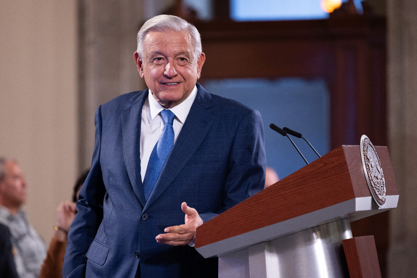 ‘¿Quién pompó?’: AMLO cuestiona propaganda de aspirantes de Morena