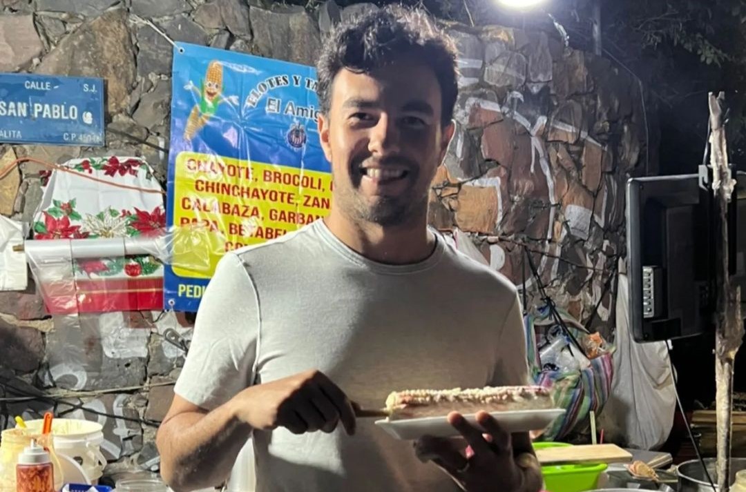 Checo sigue veloz en vacaciones… a comerse un elote en Guadalajara