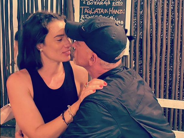 Presenta Eros Ramazzotti a su novia 25 años menor que él