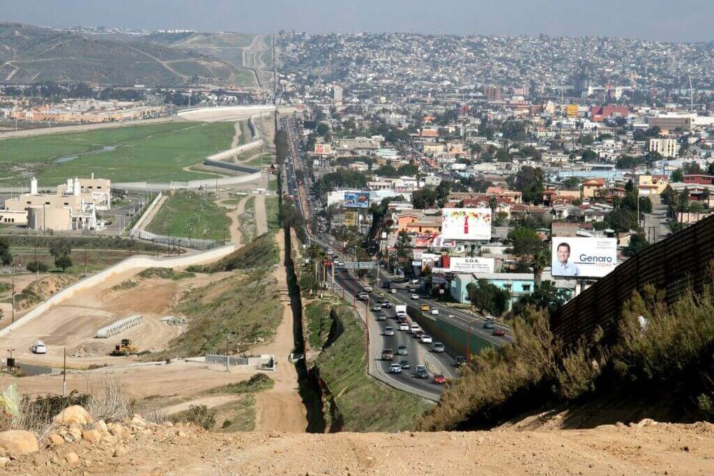 No se puede cerrar frontera, dice AMLO ante amago de Trump