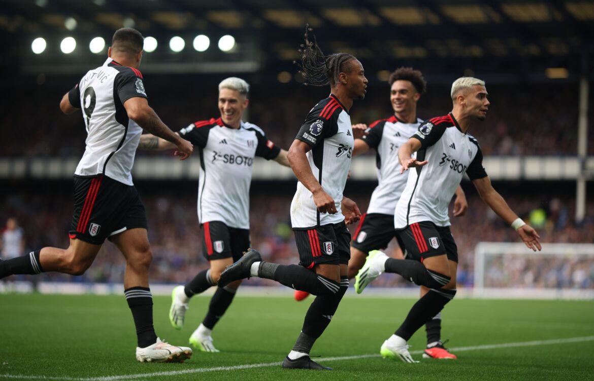 Raúl Jiménez casi anota en debut con el Fulham