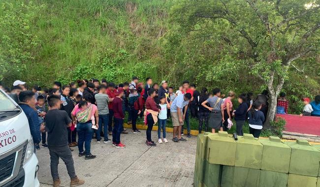 Ubican a 126 migrantes en autobús de turismo