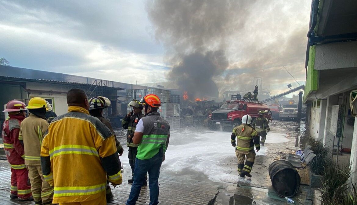 Se incendia fábrica de solventes en Chicoloapan