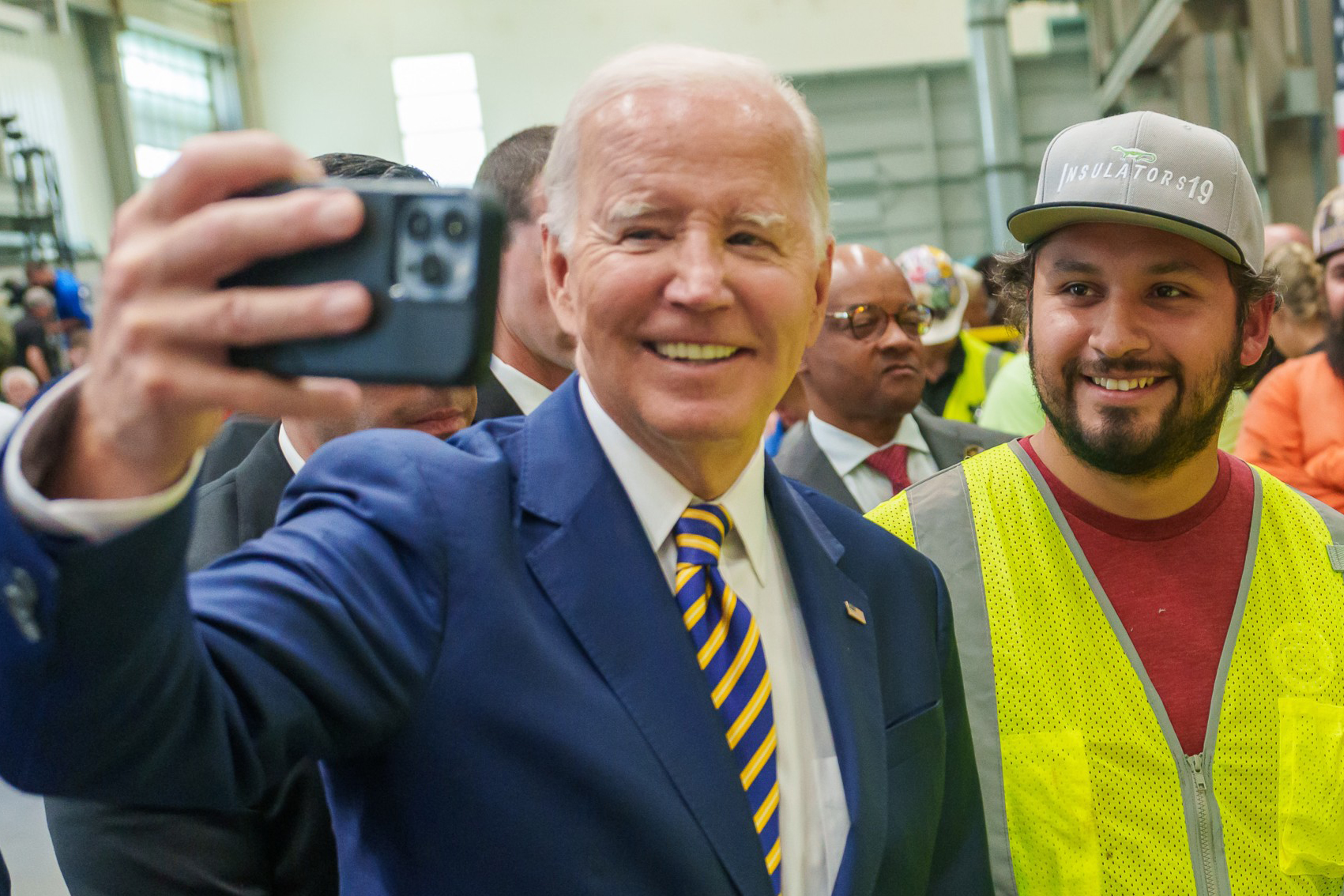 Biden se burla de foto policial de Trump