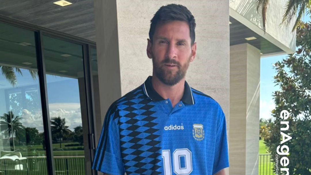 Messi presume playera histórica. ¿Será homenaje a Maradona?