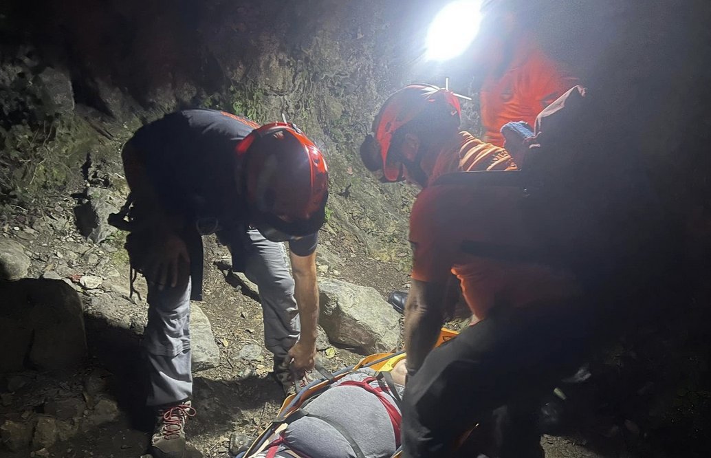 Rescatan a niño que cayó a pozo en Cerro de la Silla