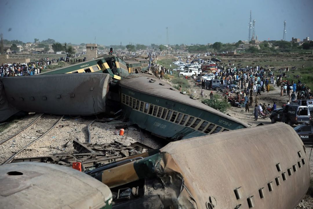 Deja al menos 30 muertos descarrilamiento de tren en Pakistán