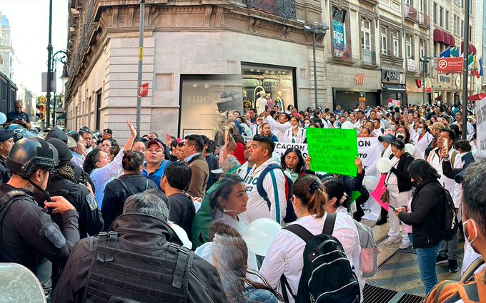 Trabajadores de Salud se manifiestan en CDMX; demandan estabilidad laboral