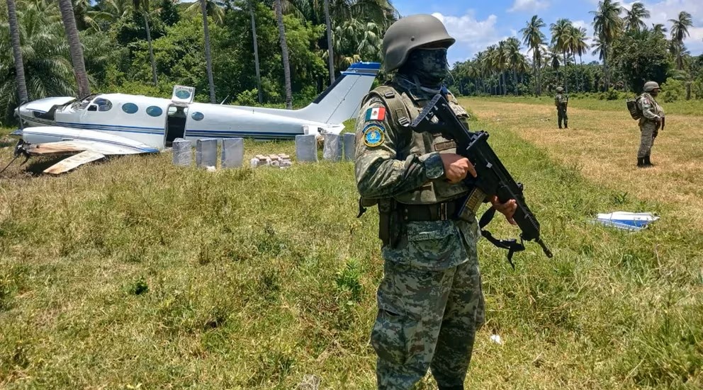 Sedena asegura aeronave con 400 kg de cocaína en Chiapas