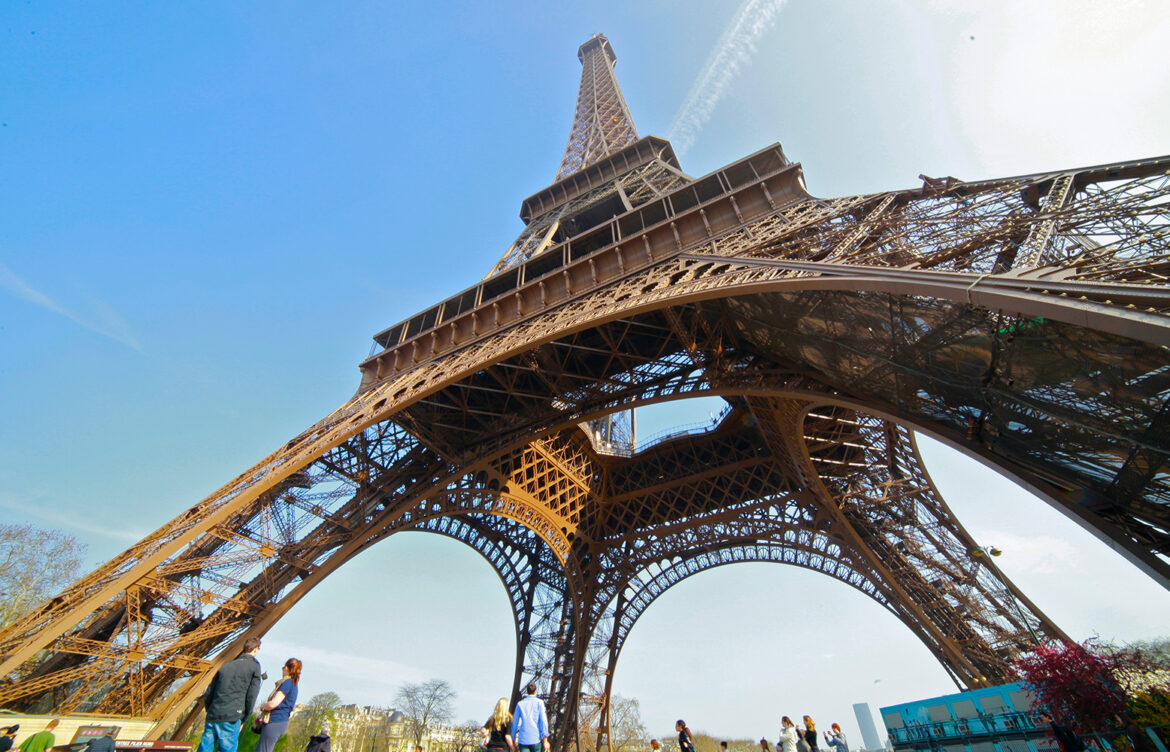 Desalojan Torre Eiffel ante falsa amenaza de bomba