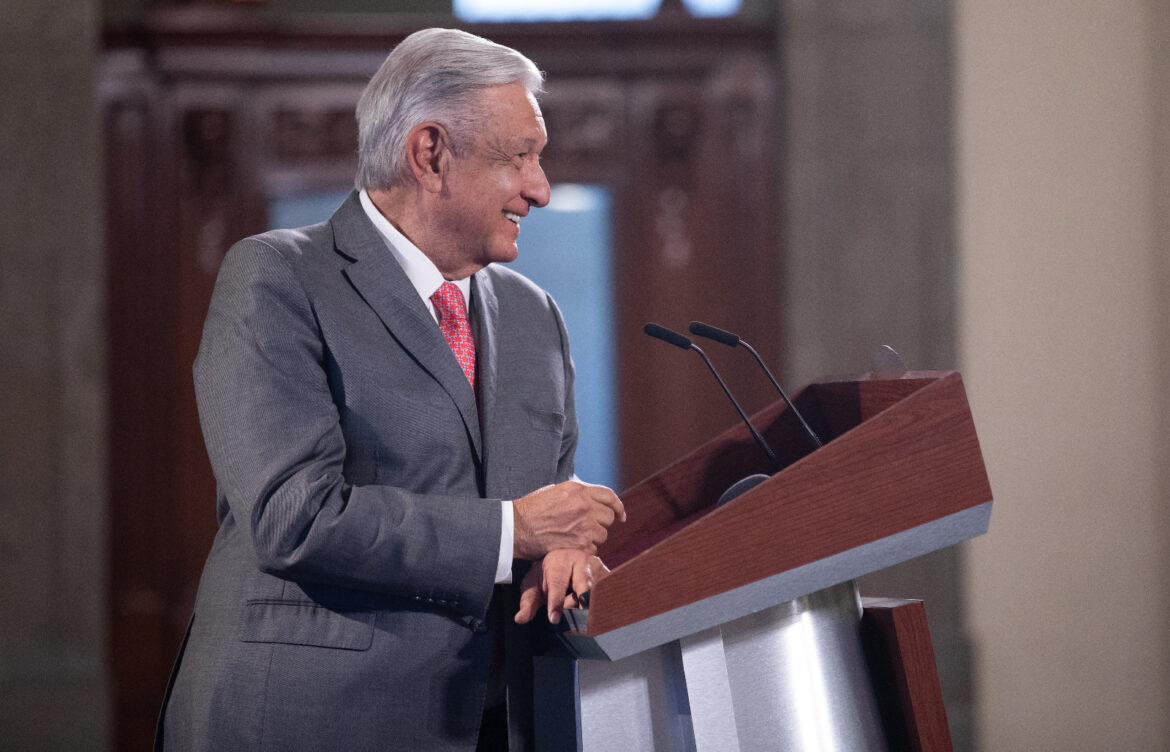 ‘Ven comunistas por todos lados’; AMLO se burla de dichos de Javier Alatorre por libros de texto