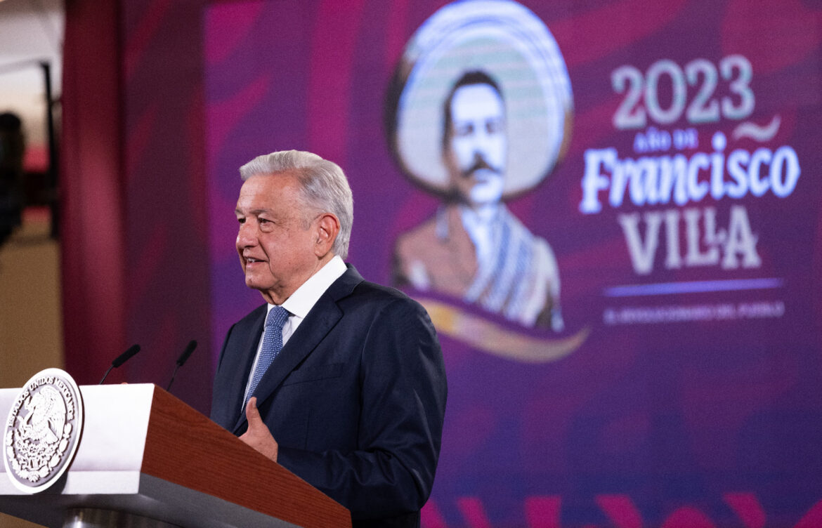 AMLO advierte a gobernadores que bloquear entrega de libros es anticonstitucional