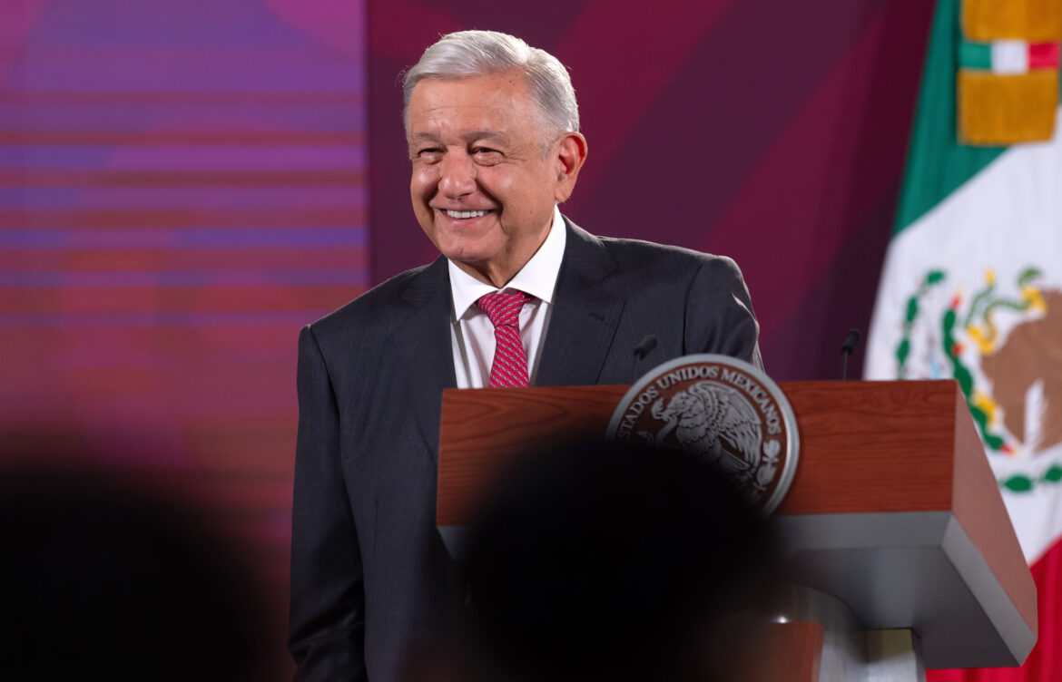 ‘Vamos a difundir el virus del comunismo’; AMLO anuncia conferencias sobre libros de texto