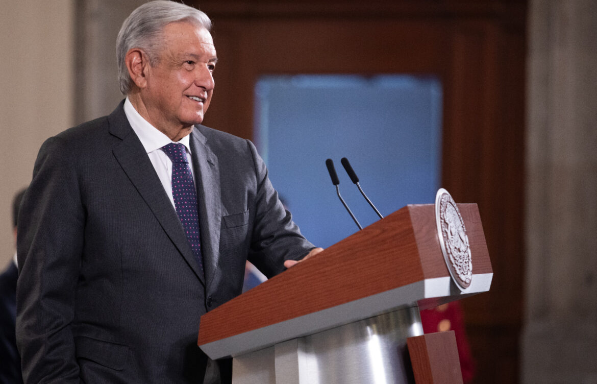 AMLO afirma que padres decidirán acerca de libros de texto en caso de la SCJN detenga su distribución