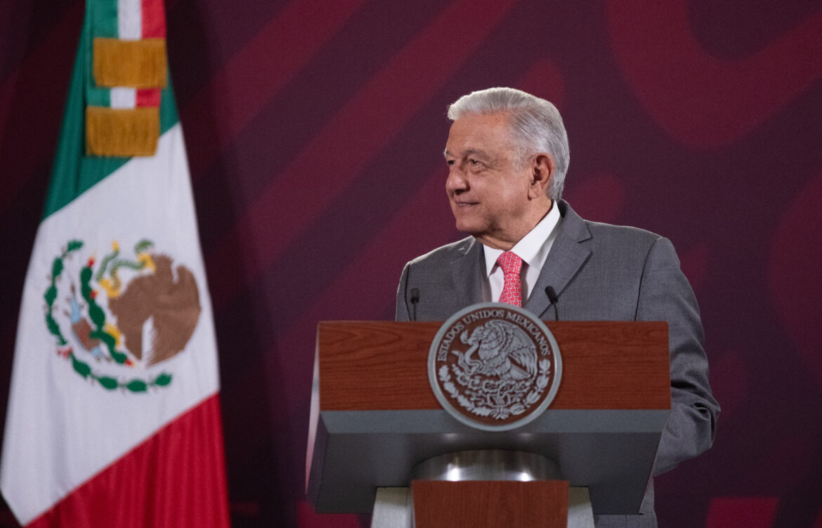 AMLO prevé cierre de 2023 con más de 60 mil millones de dólares en remesas