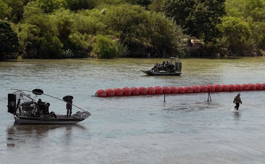 El Gobierno de Texas ha sido severo con los migrantes al instalar en el río Bravo un muro flotante