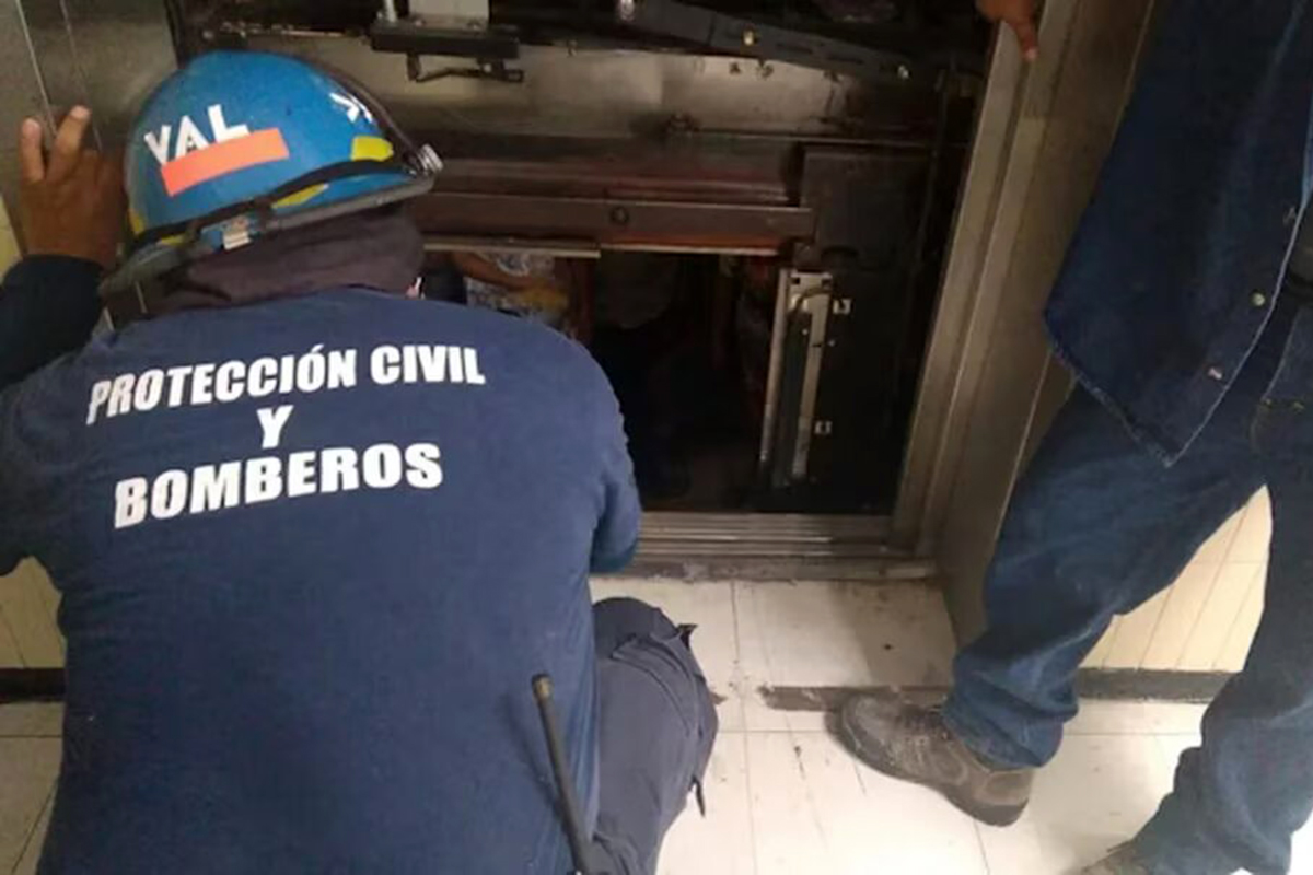 Adultos mayores quedan atrapados en elevador del ISSSTE en Veracruz