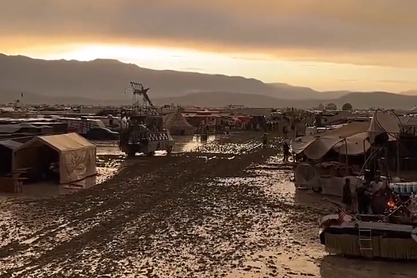 Burning Man: Inundación deja a miles atrapados en desierto de Nevada