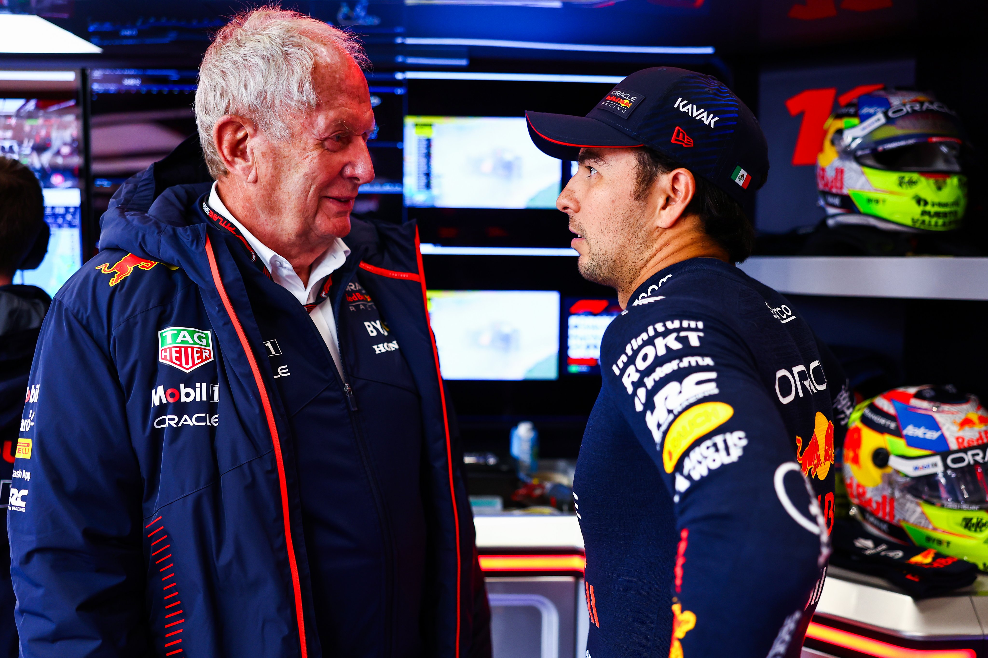 Helmut Marko se ‘disculpa’ con Checo Pérez