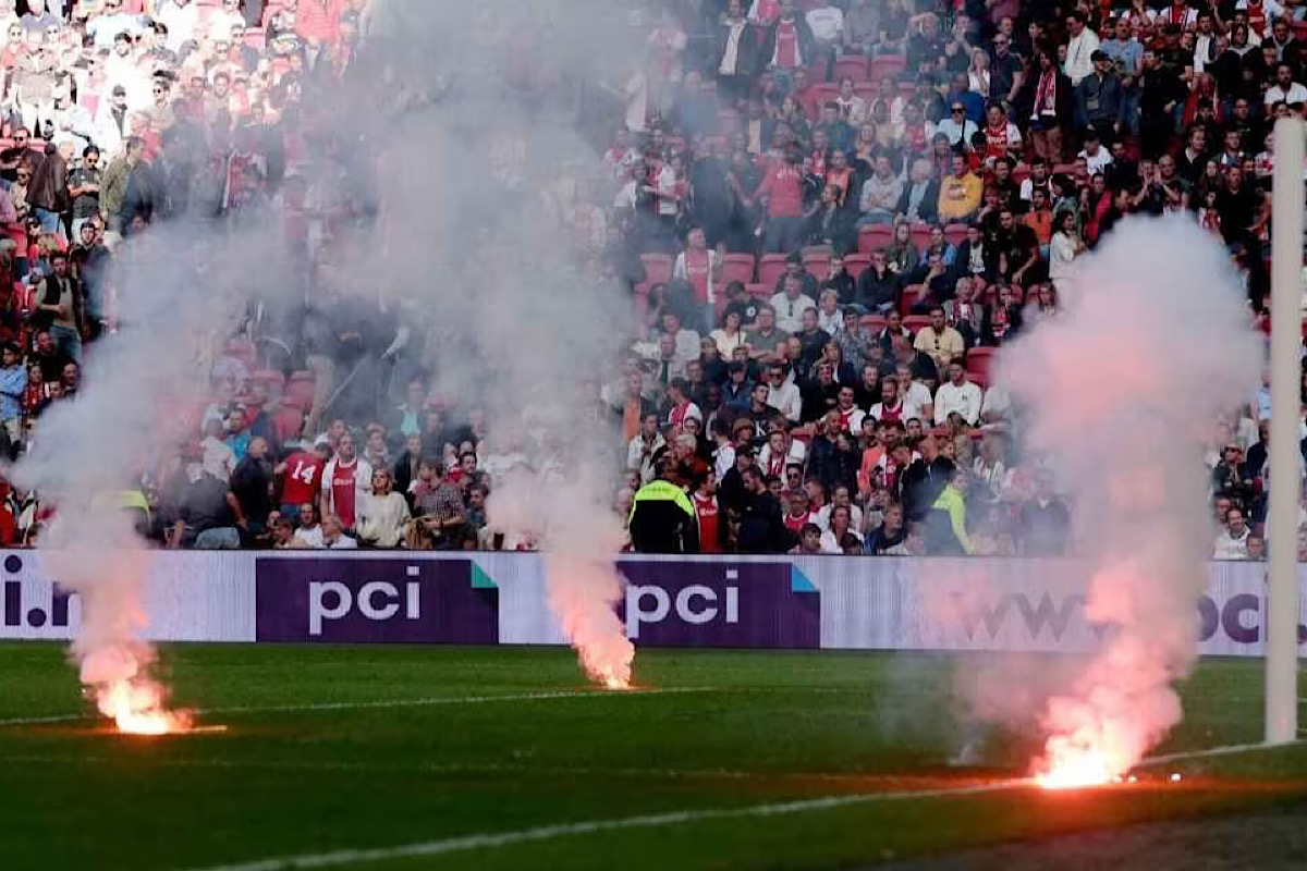 Ajax vs Feyenoord, suspendido por altercados y bengalas en el campo