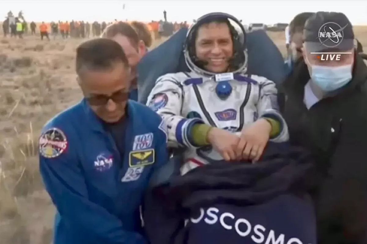 Regresan a la tierra tres astronautas atrapados por más de un año en el espacio 